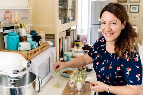 Cours de soufflé et déjeuner de brasserie avec champagne dans une maison parisienne