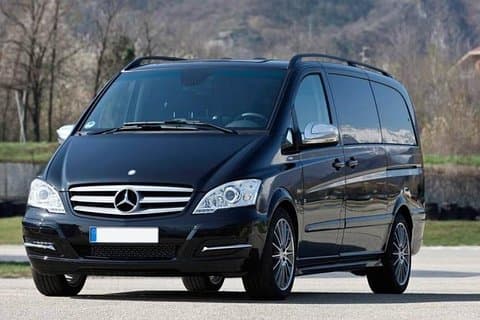 Privater Transfer mit dem Minivan von Sorrent zum Flughafen Neapel, Bahnhof, Hafen