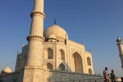 Taj Mahal-Tour bei Sonnenaufgang mit weiblicher Reiseleiterin