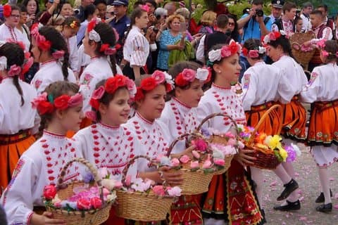 Excursão de um dia para o festival da colheita de rosas e o Vale dos Reis Thracianos