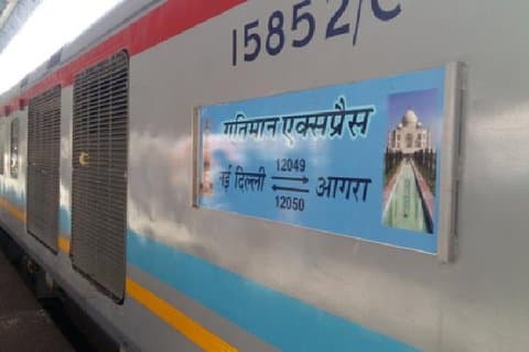 GATIMAAN EXPRESSによる同日のラウンドトリップアグラTAJツアー - 電車（すべて含む）