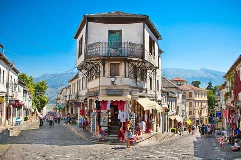 Eintägiger Roadtrip: Gjirokastra, Blue Eye und Porto Palermo Castle