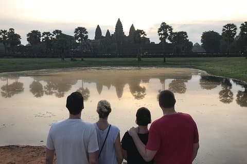 2D Angkor-tempeltur med en soloppgang i luftkondisjoneringskjøretøy og guide.