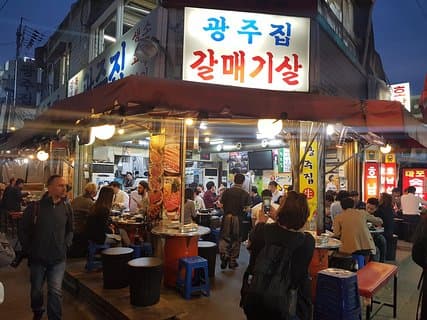 Tour nocturno privado a Seúl (barbacoa, parque Naksan, torre N, mercado, etc.)