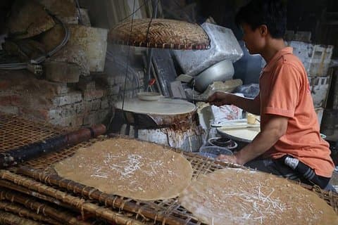 Tho Ha Village Half-Day Tour: Early Bird para fazer cracker de arroz