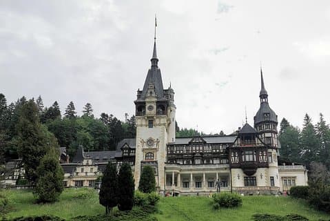 Bucharest Bus Tour: Transylvania & Dracula's Castle day trip