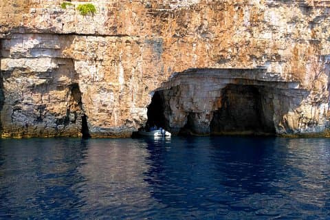 Blue Cave & Hvar: visite privée en hors-bord des cinq îles