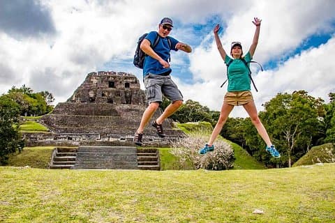Xunantunich Maya-ruïne en grotbuizen uit de stad Belize