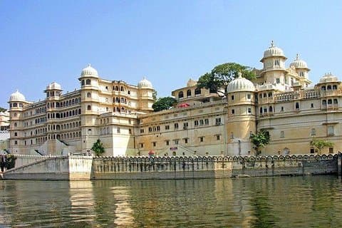 Visite privée d’une journée complète de la ville d’Udaipur incluant une promenade en bateau sur le lac Pichola