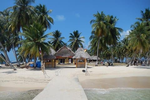 1 o 2 noches en Island Aroma Bungalow con baño privado