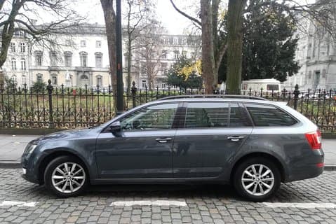 Standardfahrzeug vom Flughafen Brüssel in die Stadt Antwerpen
