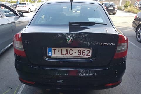 Standaard voertuig van de luchthaven van Charleroi naar de stad Brugge