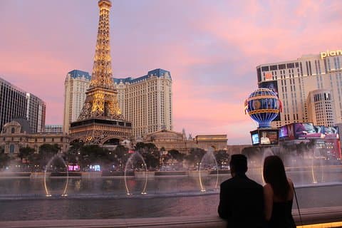 2 - Stunde Vegas Strip Walking Tour mit Fotos, Champagner & Vintage Vegas Goody Bags