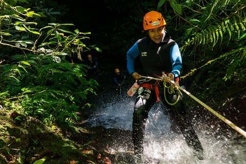 Viagem de Canyoning de novato em bali "canhão de Banyuwana"
