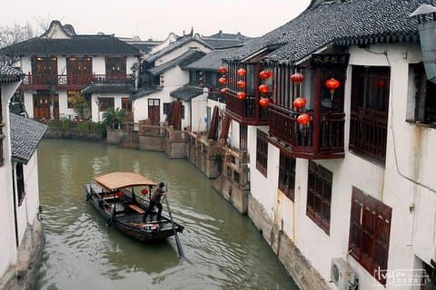Visite privée : ville aquatique de Zhujiajiao, tour de Shanghai et train Maglev