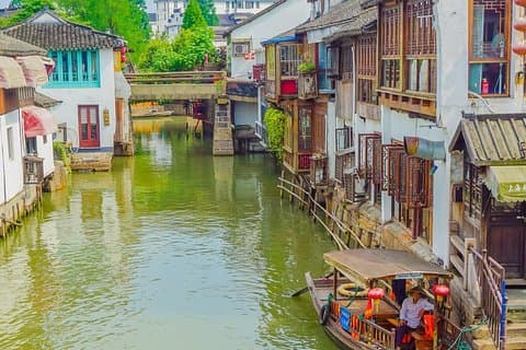 Private Day Tour: Zhujiajiao Water Town with Shanghai Local Shopping Outing