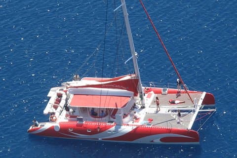 Sortie en bateau Dream Catcher à Santorin avec déjeuner-barbecue et boissons