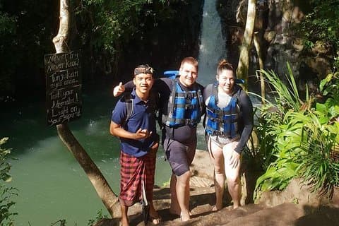Hoppande glidning vid Alinging Waterfall - Wanagiri Hidden Hill - Handara Gate