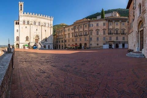 Excursion d'une journée : visite privée de Gubbio avec déjeuner dans une cave à vin + balade à cheval