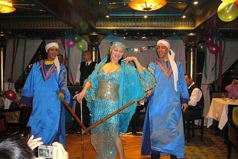 La crociera con cena al Cairo include la cena con spettacolo di danza del ventre e tutti i trasferimenti