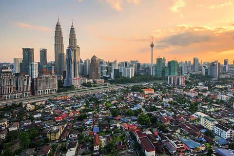 La magia di Kuala Lumpur sotto le luci
