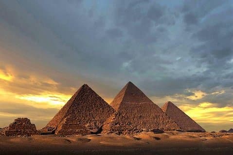 Les pyramides de Gizeh et le musée égyptien