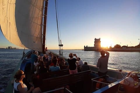 2 - Heure Lisbonne Bateaux Traditionnels Coucher du Soleil Croisière avec Vin Blanc
