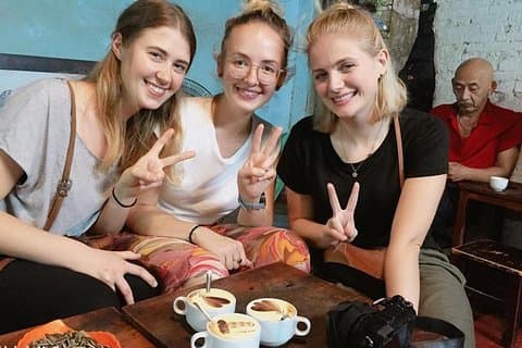 Privat rundtur: Hanoi Street Foods - Tåggatan - dolda pärlor