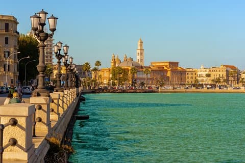 Privat transfer från Amalfi till Bari med 2 timmar för sightseeing