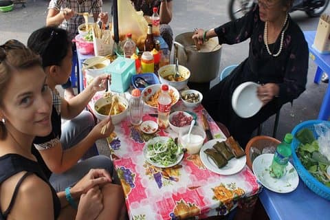 Experiencia de comida callejera en Hanoi caminando