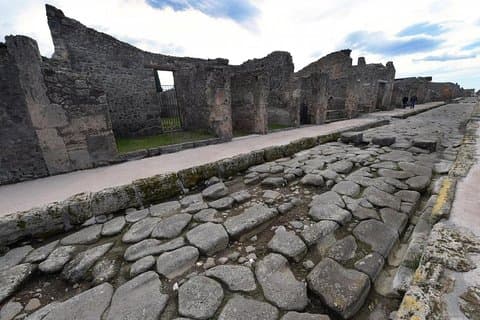 Pompeii Guided Tour & Wine tasting + Easy lunch