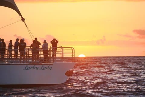 Kauai : Croisière de luxe au coucher du soleil Na Pali à bord de Lucky Lady