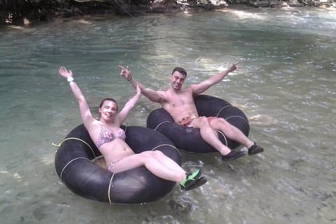 Tubes de la rivière Blue Hole N en ziplining de Dunn's à Montego Bay
