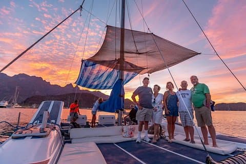 Sunset Appetitvækkere & Open Bar Katamaran Cruise