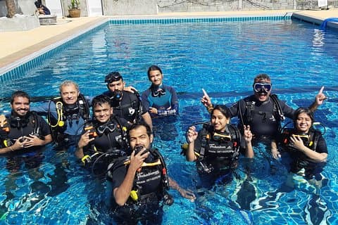 Scuba diving Pool lesson for beginners (1 hour )