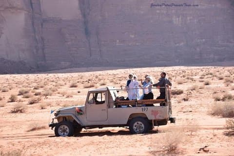 Intera giornata in Jeep nel Wadi Rum con guida beduina. Incluso pranzo, acqua e tè