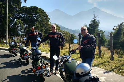 Boucle de volcan d'une demi-journée sur une moto classique