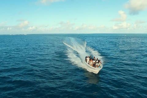 Ile aux Cerf: Speedboot mit Parasailing & Tube Riding und Mittagessen