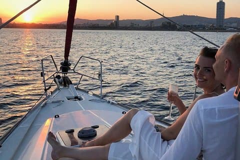 Vela Privada ao Pôr do Sol em Barcelona com Bebidas