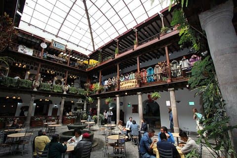 Privat Quito Old District Tour & Teleferico inklusive indgange