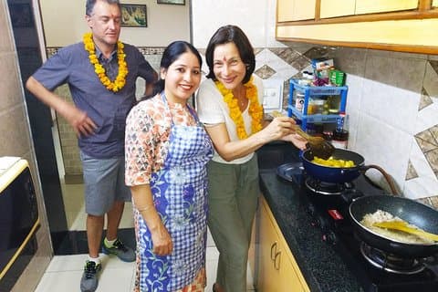 Madlavningsdemo + frokost/middag og interaktion med en indisk familie @ Chez Anjali