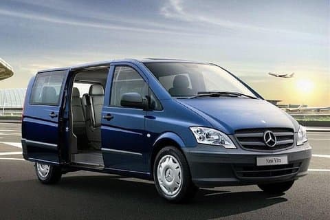 Breng FEZ / CASABLANCA over met een meertalige chauffeur in een voertuig met airconditioning