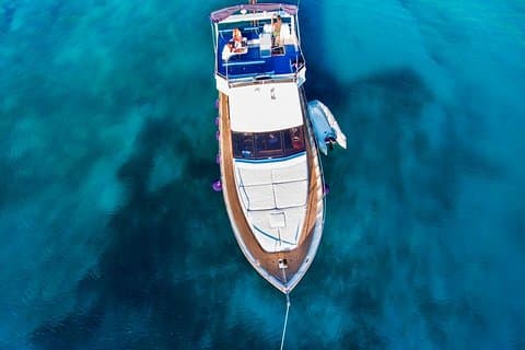 Croisière privée d'une demi-journée en yacht d'Athènes à l'îlot Fleves