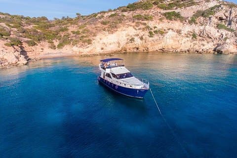 Cruzeiro privativo de iate de Atenas à ilha Aegina via Moni Islet