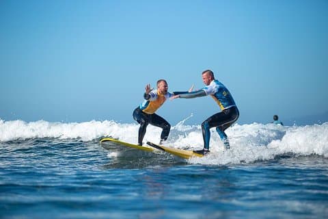 Grupo de aulas de surf