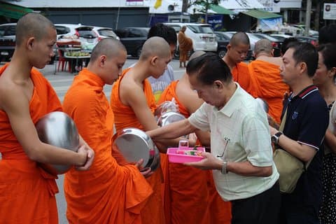 Privat Oneday! Morgonmosor & Doi suthep & Wat Umong + Paraplyby & Varm vår