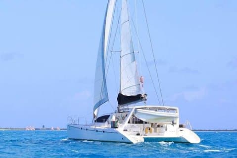 Iate catamarã de luxo privado. Carta de dia inteiro ou meio dia - Vela, Praia, Snorkel.
