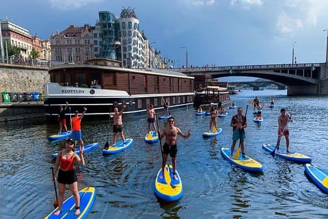 Stand-up paddleboarding på floden Vltava i Prag