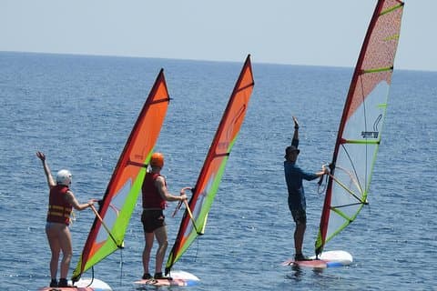 Cours de planche à voile à Santorin