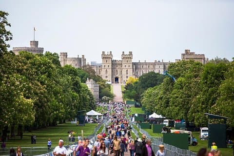 Excursão privada em veículo executivo em Windsor e Hampton Court com passe